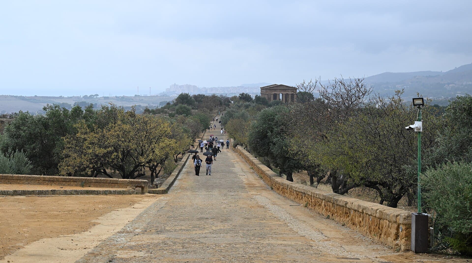 Vallée des Temples à Agrigente, chemin vers le temple de la Concorde