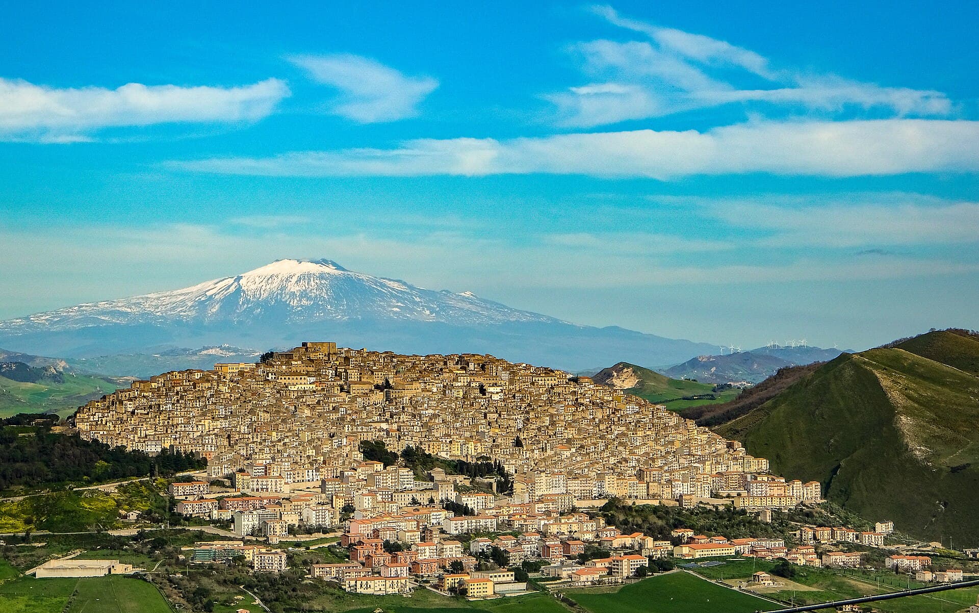 Panorama de Gangi, village de l'intérieur sicilien dans les Madonie