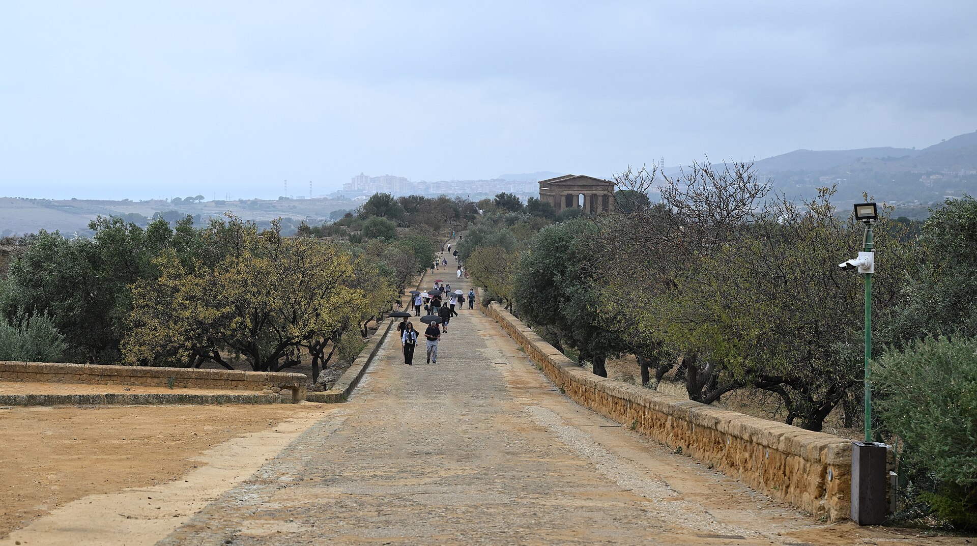 Vallée des Temples à Agrigente, chemin vers le temple de la Concorde